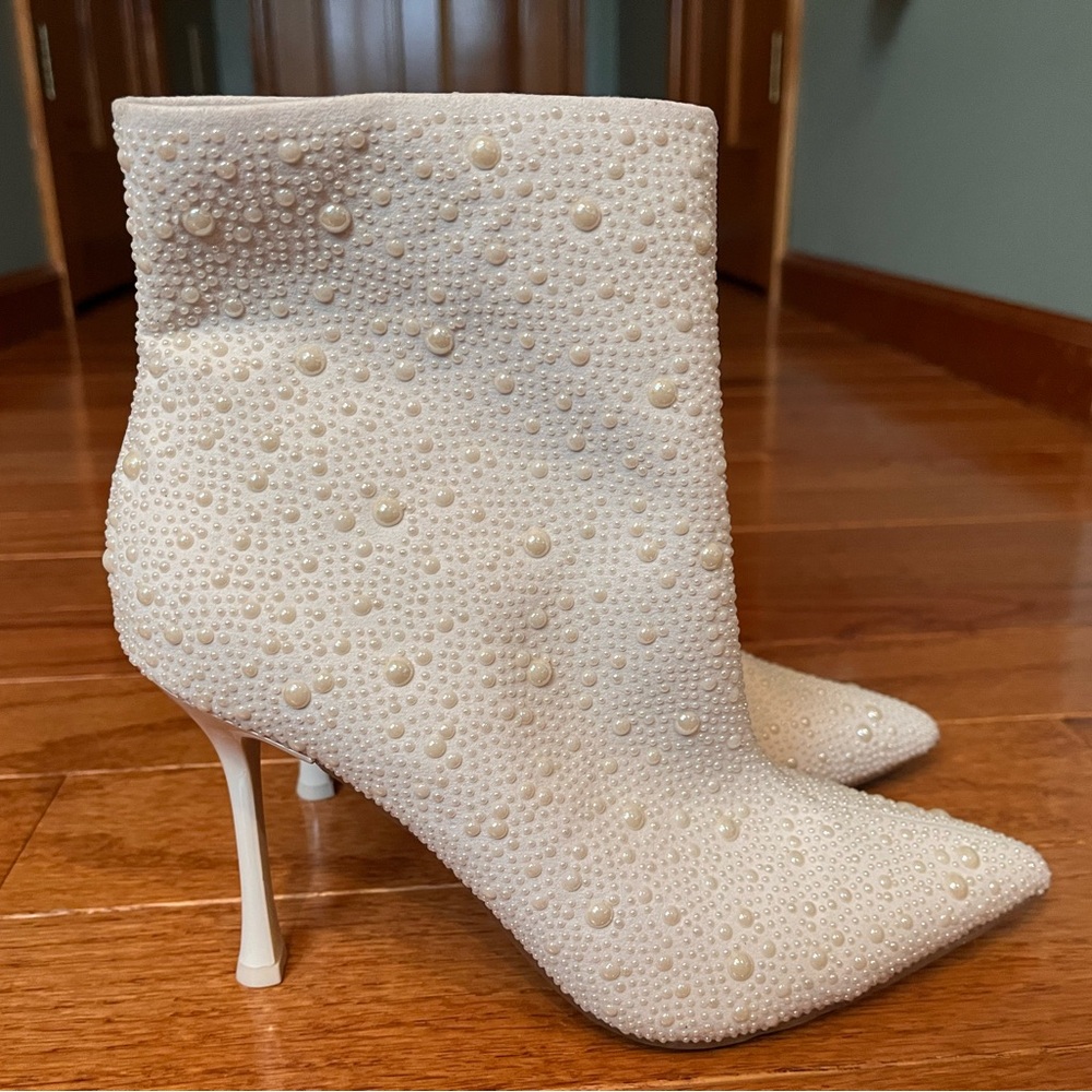 Elegant Pearl-Embellished White Ankle Boots INC size 8
